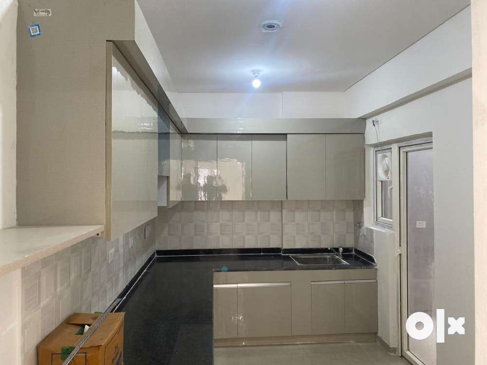 Gaur City 7th Avenue 3 bhk semi flat for rent