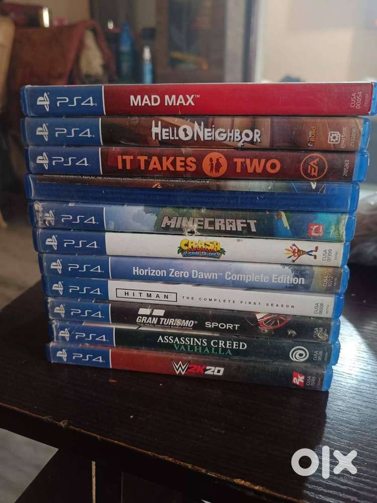Used PS4 and used cds ( ps4 bit damaged)