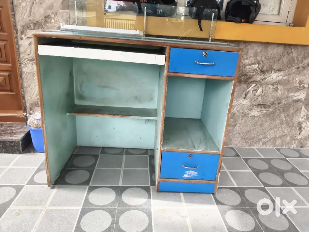 Computer and cash table