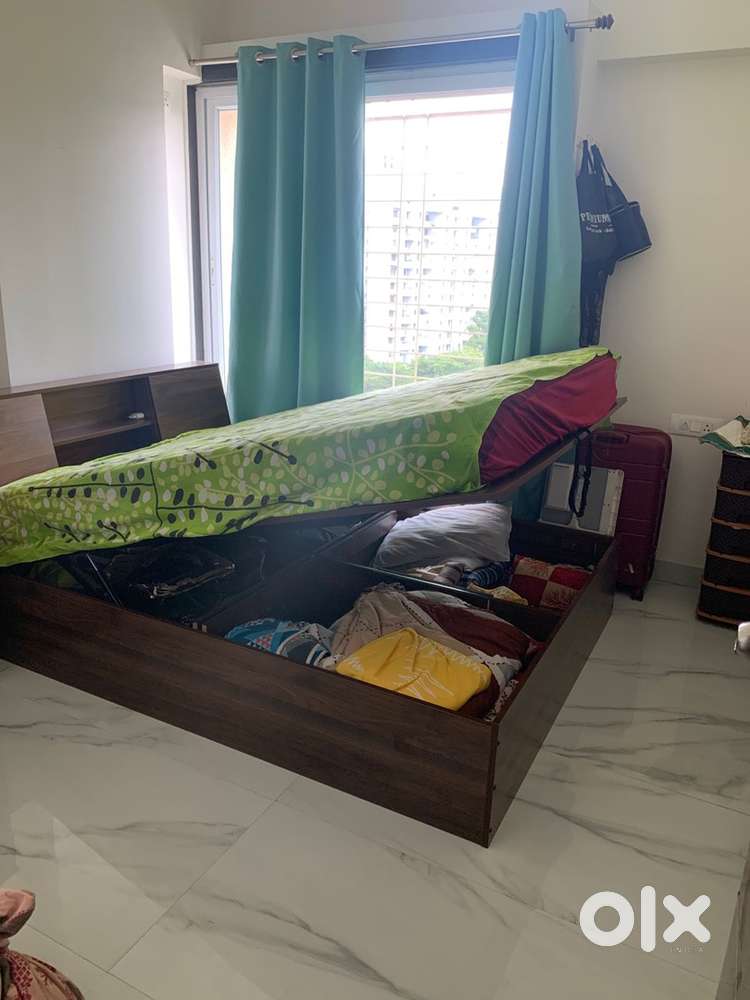 Queen size cot with hydraulic storage