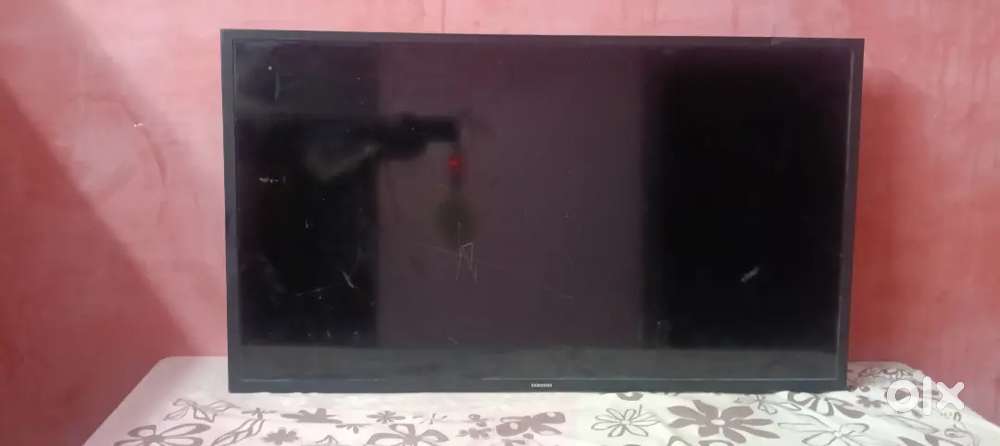 SAMSUNG 43 INCHES TV ..