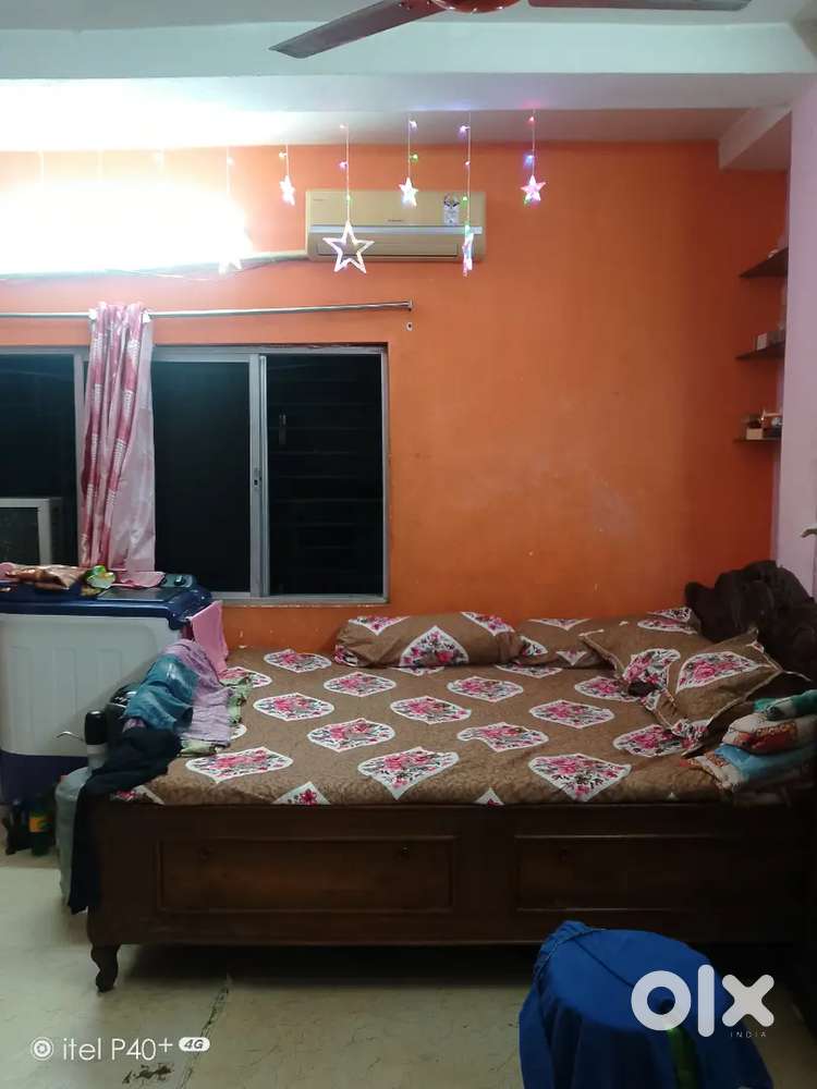 Flat for sale 300 sqft in near Mominpore choti bazar.