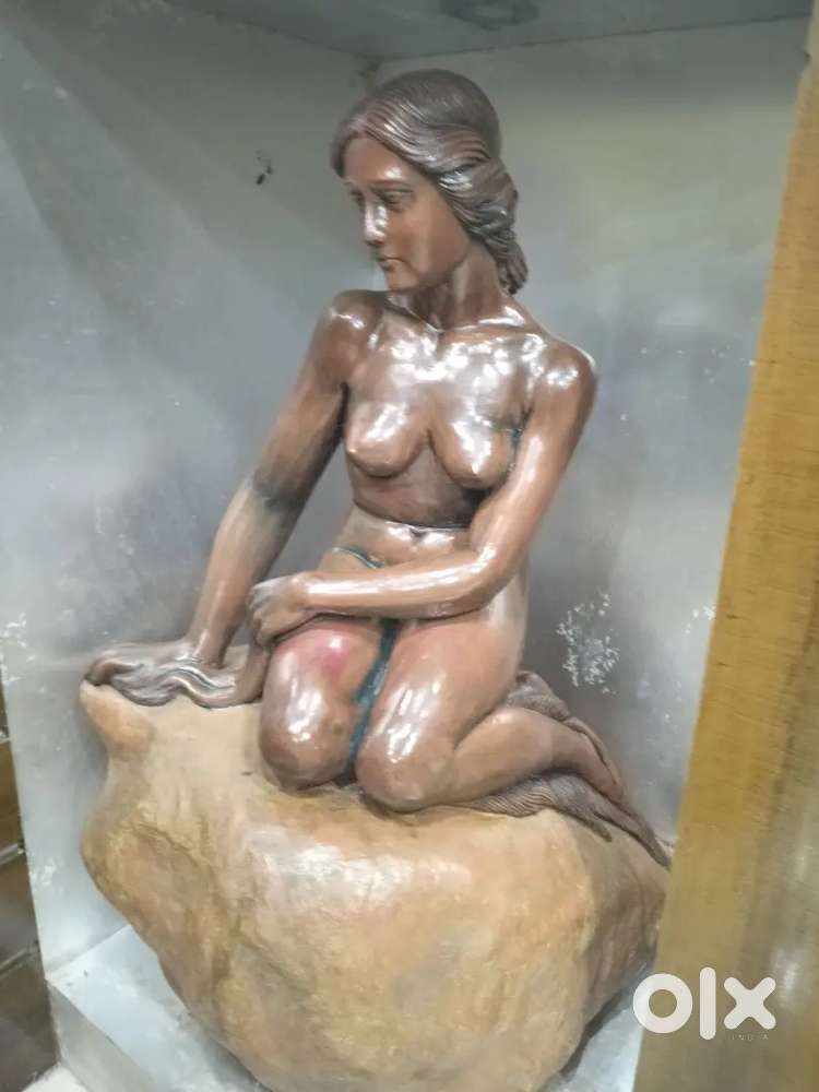 Nude lady statue