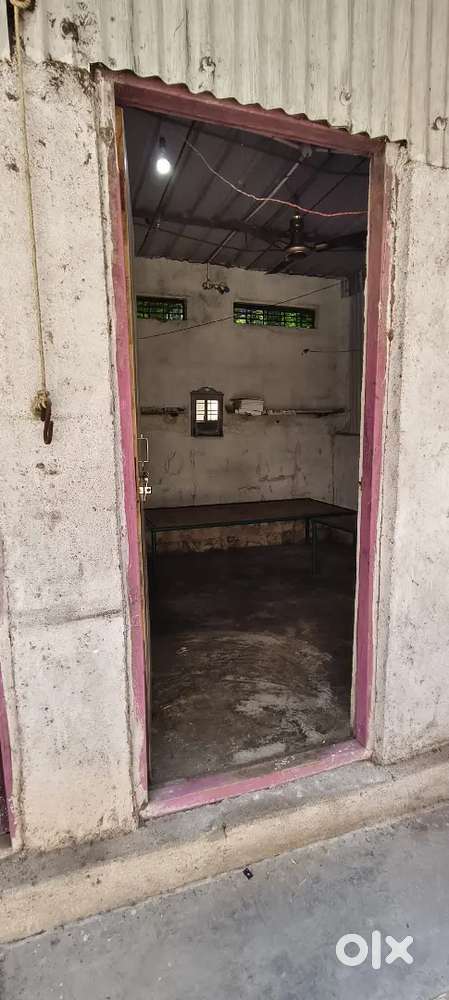 Single room for two male tenants