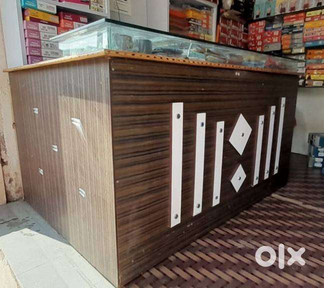 display counter and get a round chair