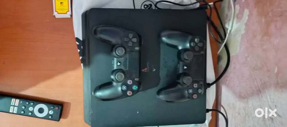 PS4 all okk new condition + 2 controler + 10 cds games ,gta 5 ,