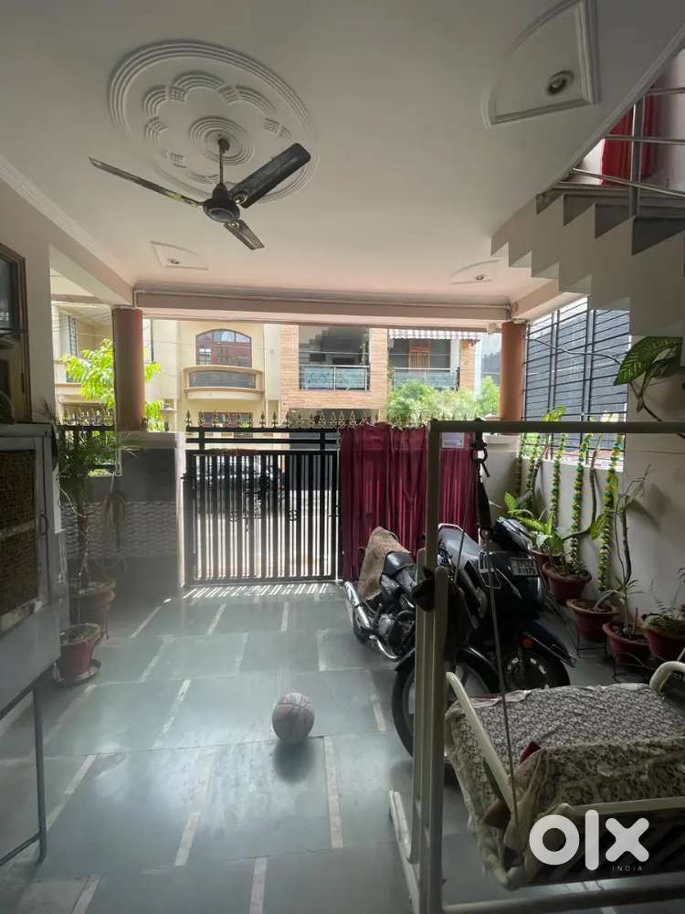 2bhk house in Gomti Nagar family and bachelor Allowed