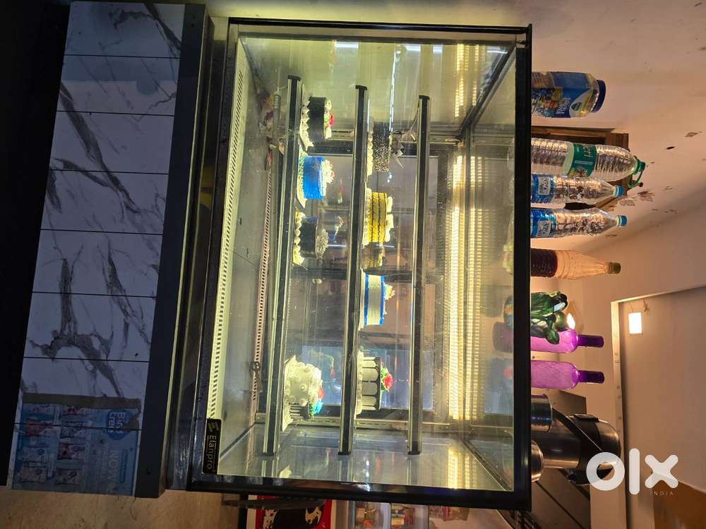 Argent selling ice cream freezer