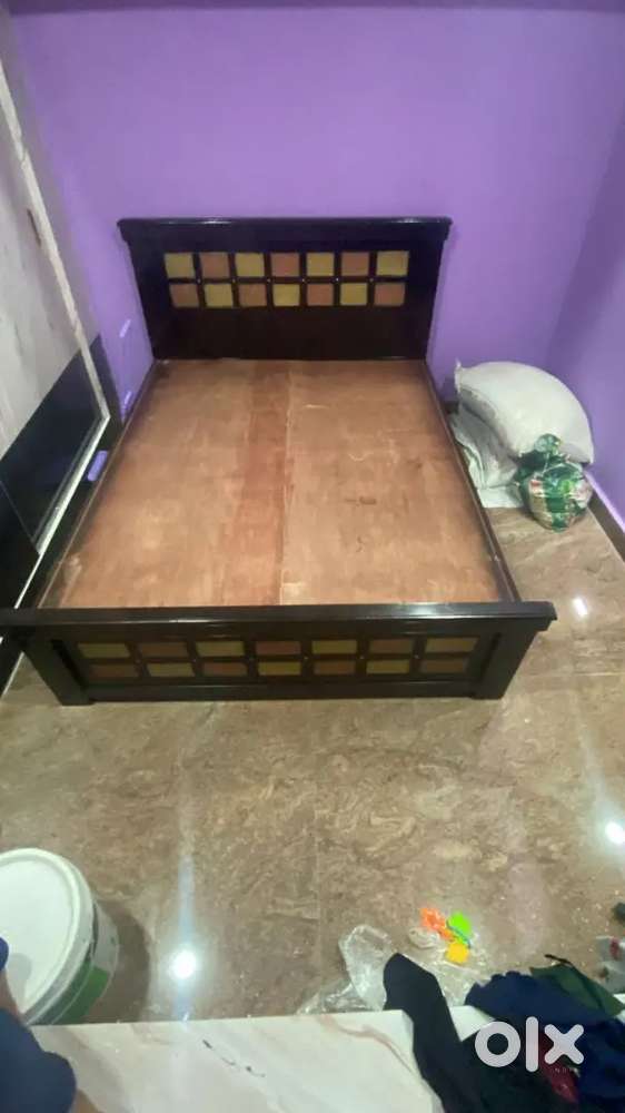 Queen size bed 5 months old