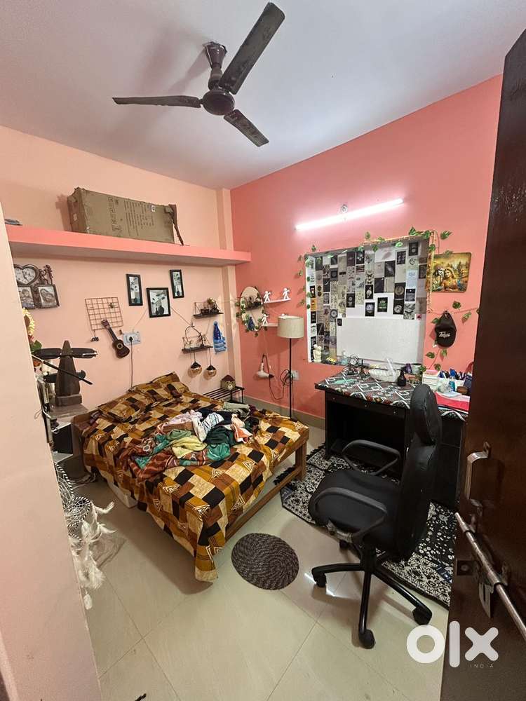 2 bhk flat hai jisme av mai akele hu ..