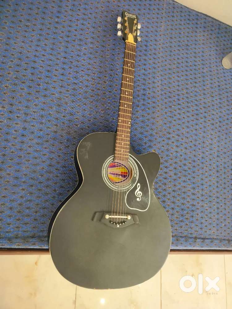 Guitar selling uder 5,000 good condition