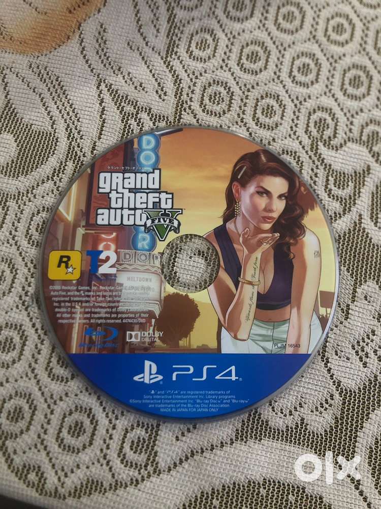 GTA5 ps4 game disc and assassin’s creed IV black flag