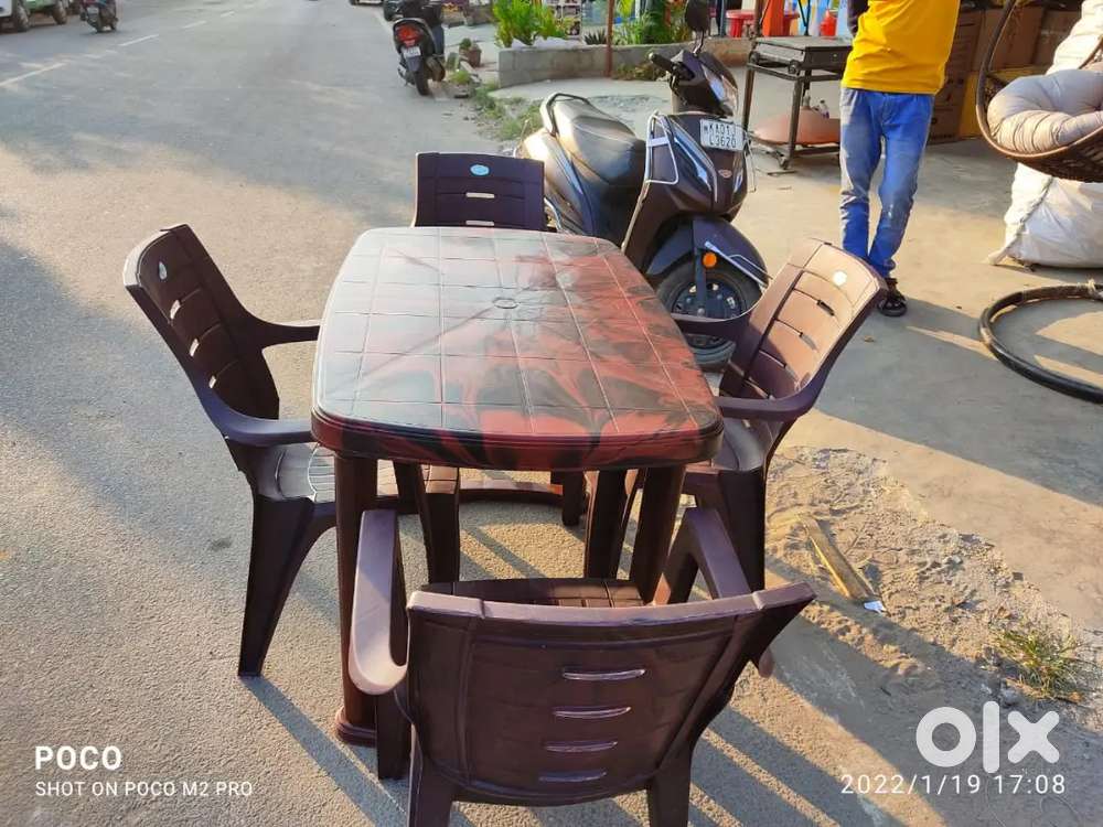 Brand new plastic dining table with 4 chairs