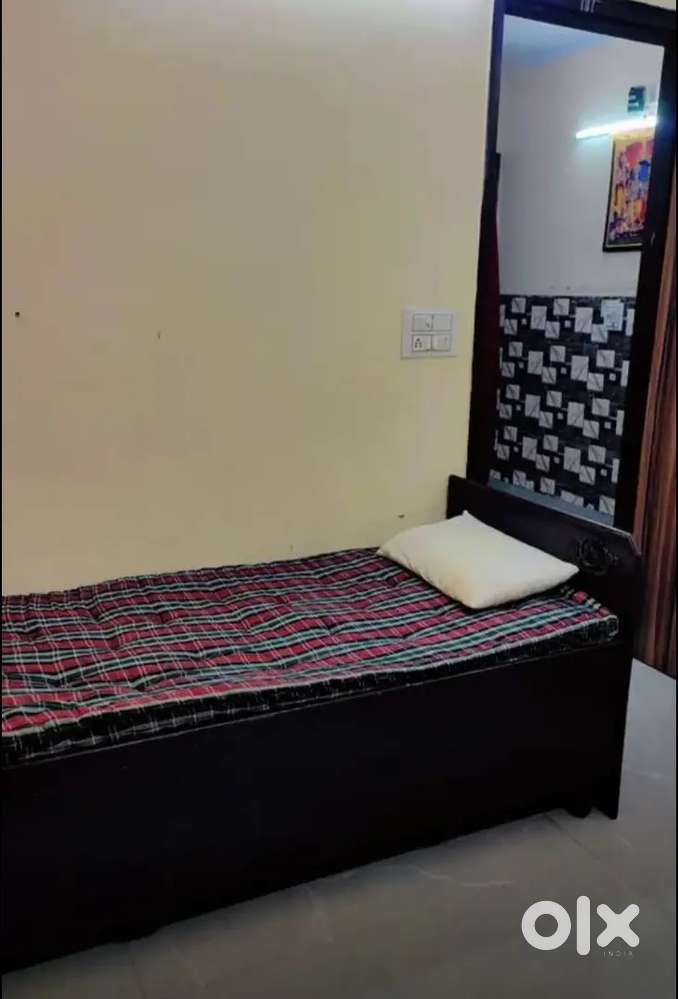 I Boy I need a room pather only for girl