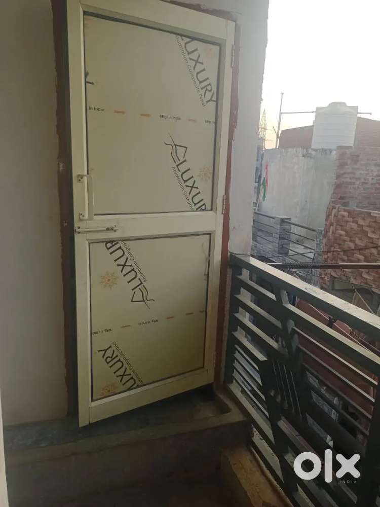 एक कमरे का सैट किराए पर लेने के लिए सम्पर्क करें