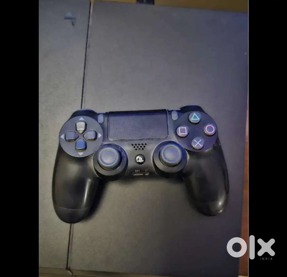 PS 4 WITH TWO CONTROLLERS