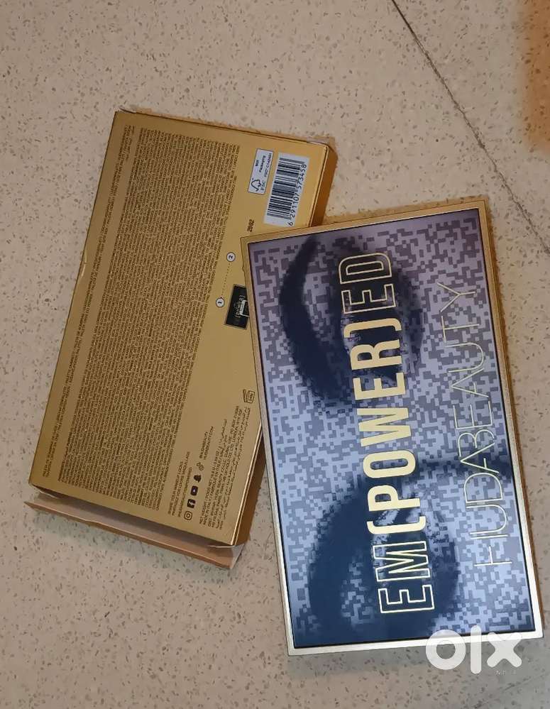 Huda original Empowered Eyeshadow palette