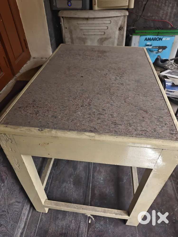 Multipurpose table with drawers