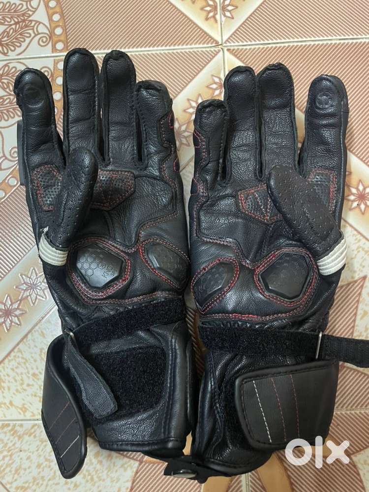 Riding gloves