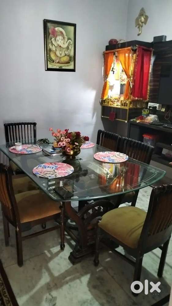 डाइनिंग टेबल