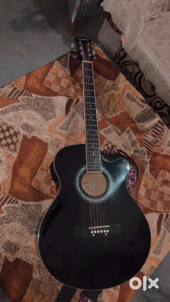 Tecno guitar with equaliser accessory bag,belt,picks,capo