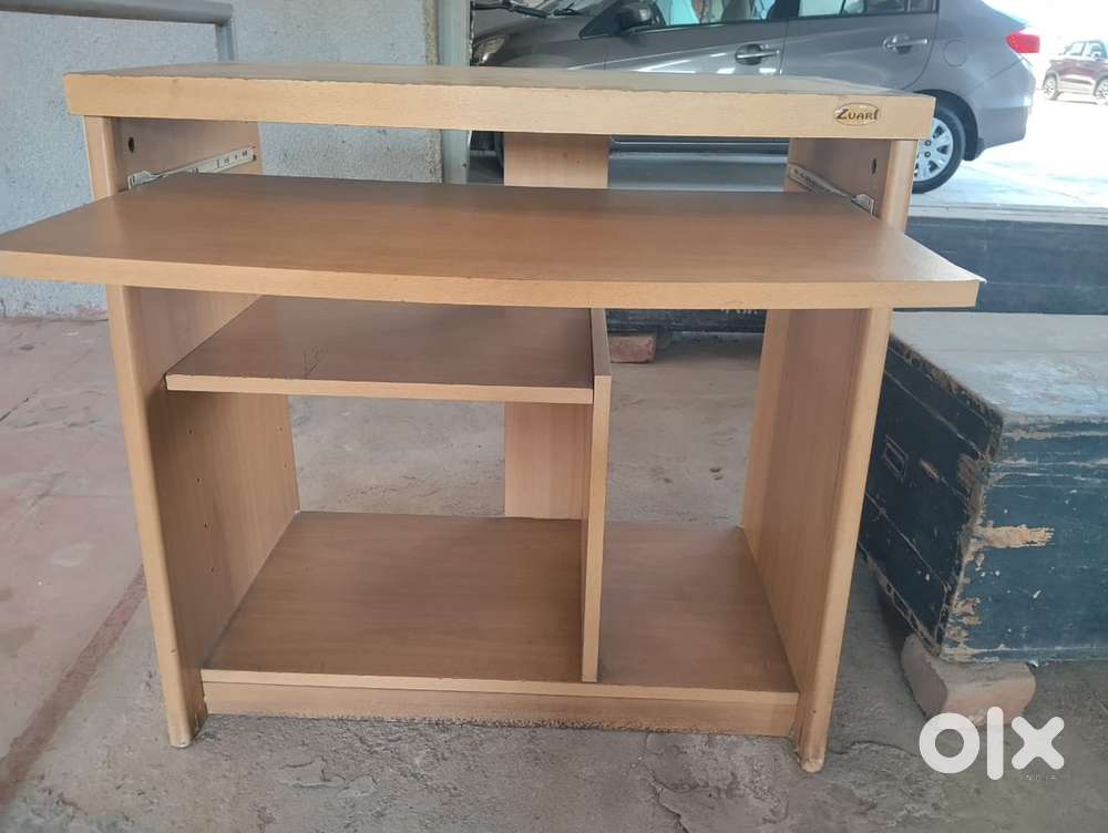 Table computer / decoration / study table