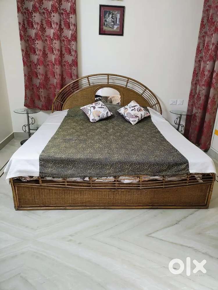 6' by 6.15' cane bed with mattress