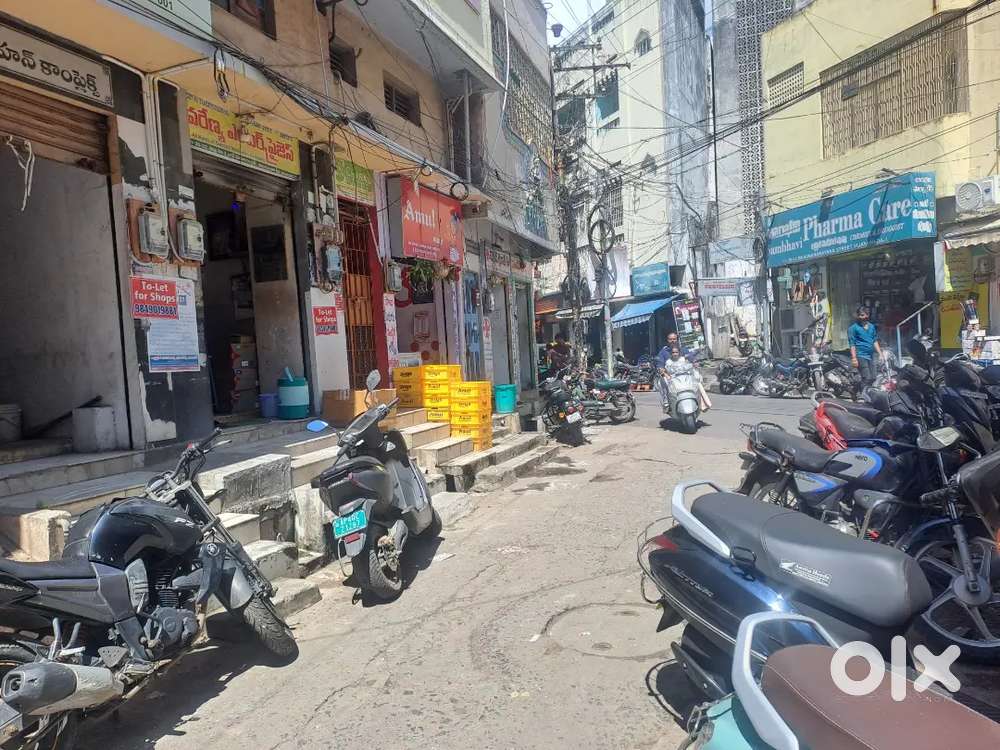 Shop ideal for office first floor with lift facility