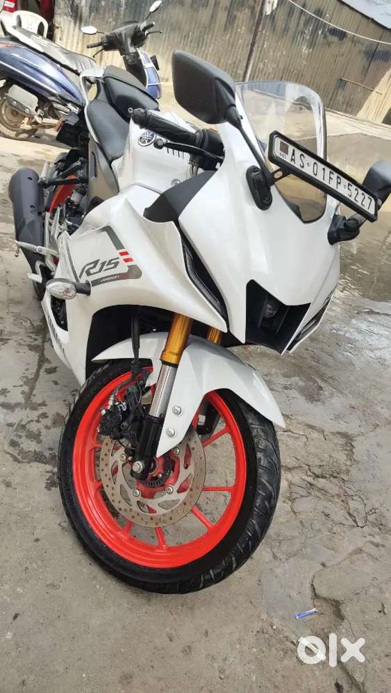 R15 v4 , white colour