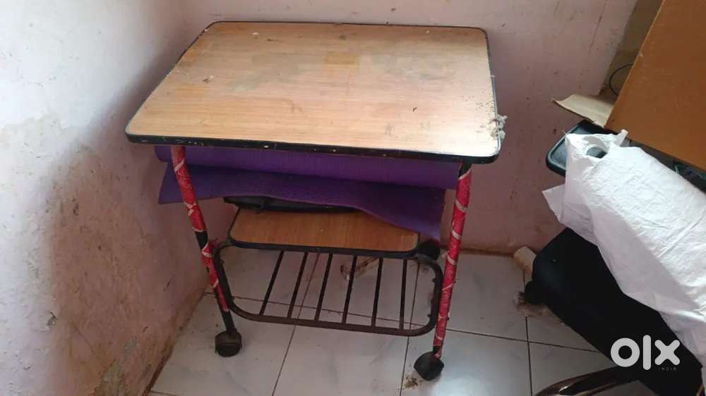 Moveable and computer table