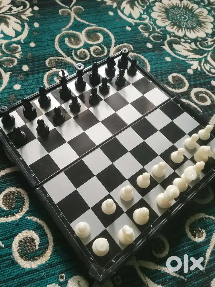 Magnetic chess board