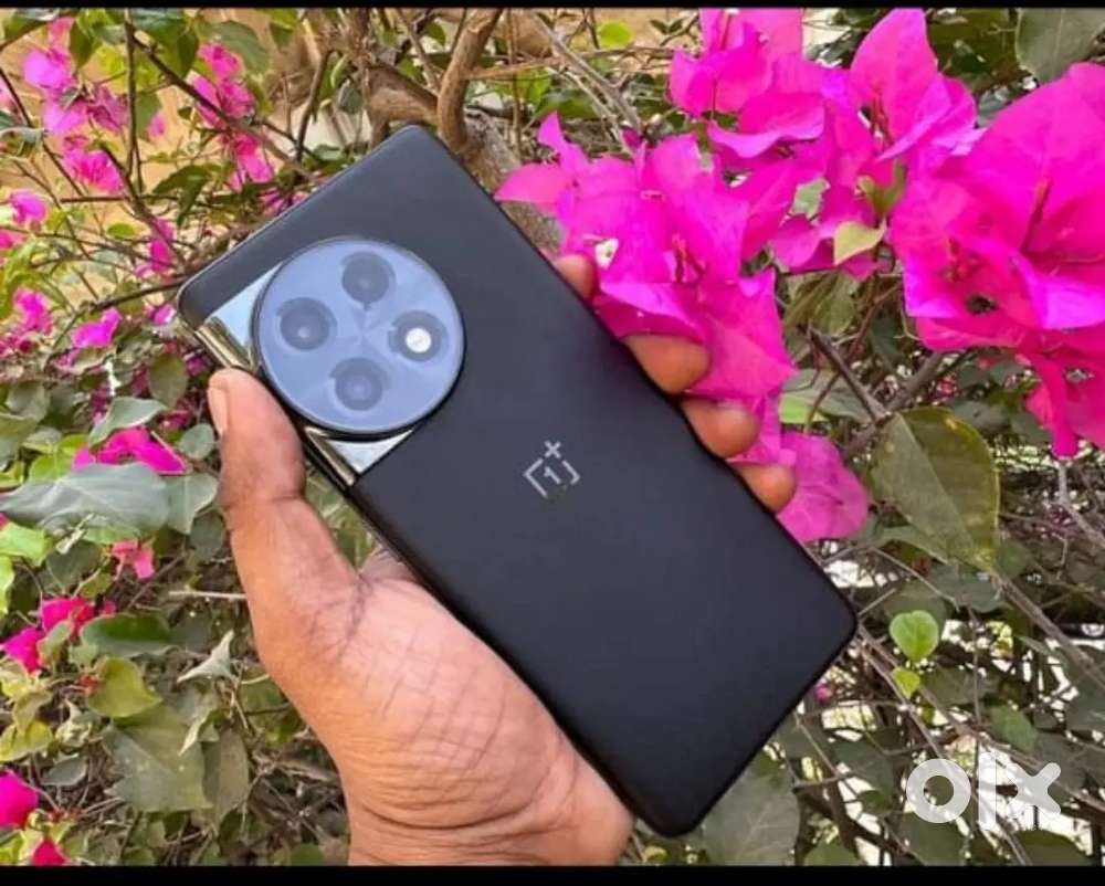 One plus 11r r8 gb128 memory 1 year old box carzar hai and bil nhi hai