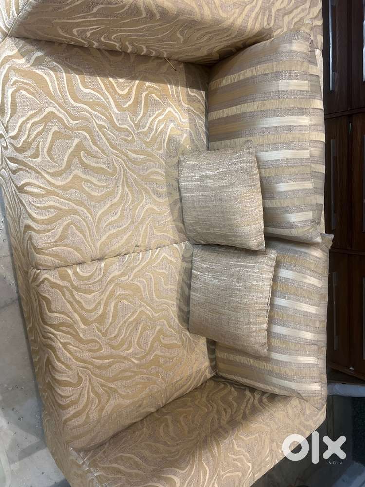 7-seater sofa set with centre table - Excellent condition