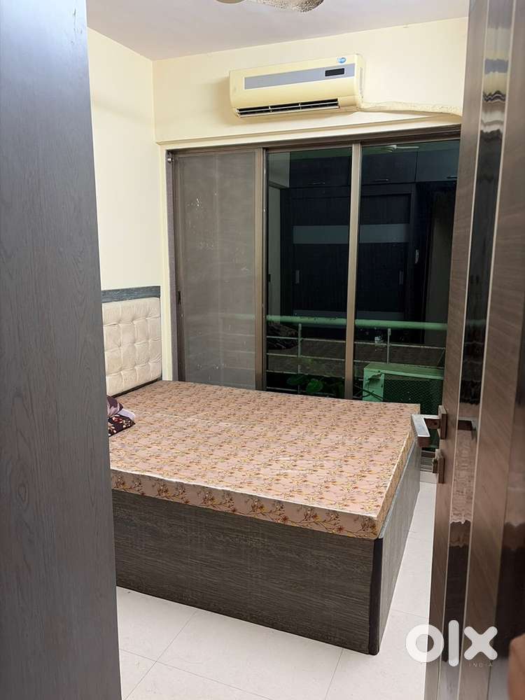 I want a roommate to share a flat with me