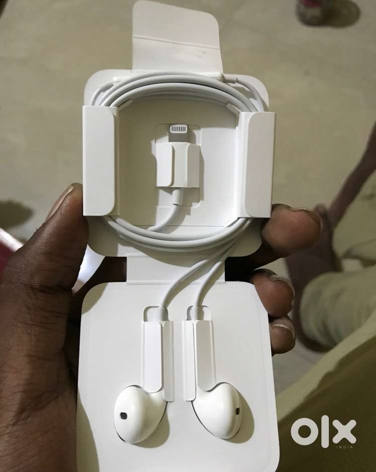 Apple earpods with lightning cable,original