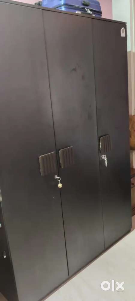 3 door wardrobe for SALE!!