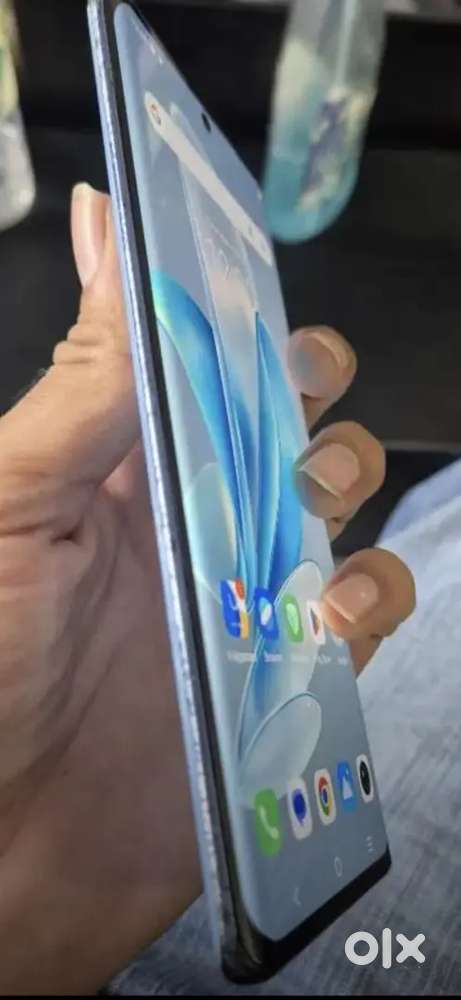 Vivo v29e  back panel damged baki phone khula va nhi h