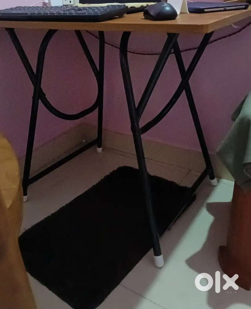 Foldable computer table