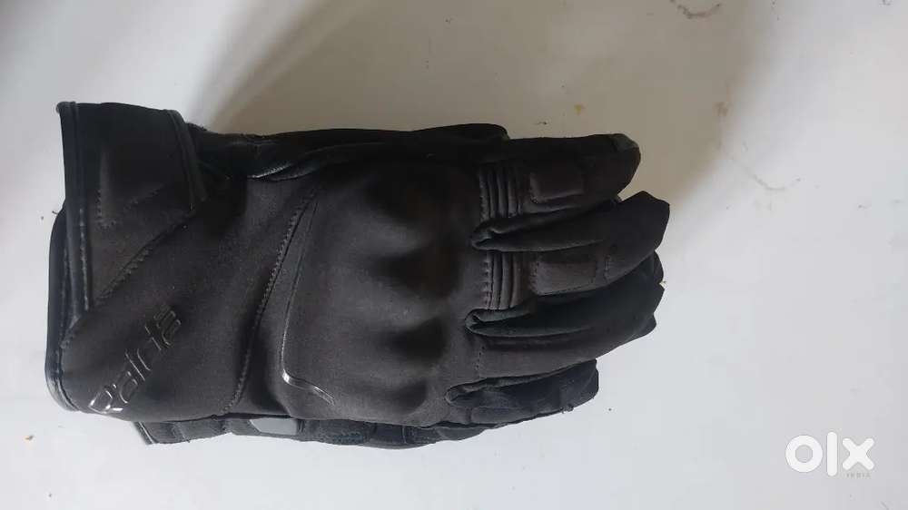 Riding gloves