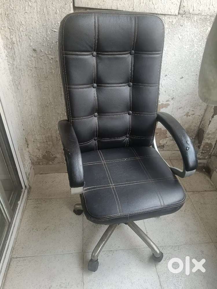 Revolving office chair l Good condition