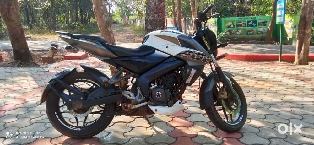 Bajaj pulsar 200 cc