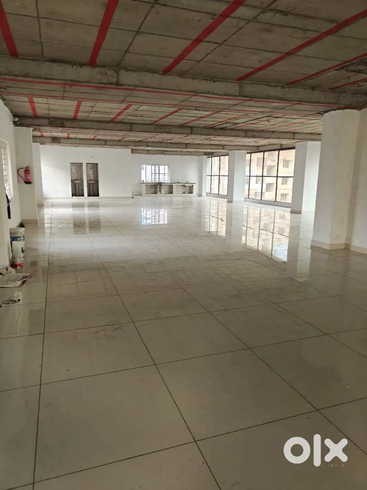 Spacious Commercial Space in Gurunanak Colony, Ready to Move In