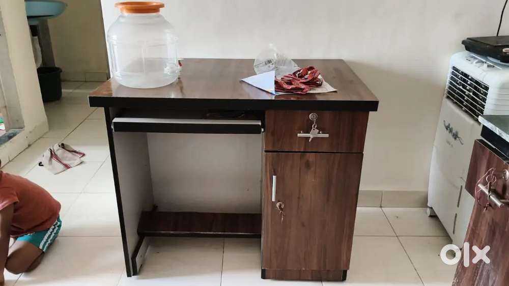 Computer table