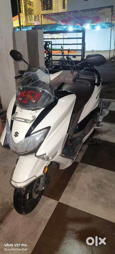 July 2025 model white colour, car ke sath exchange karni hai