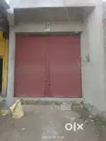 दीवाल पे प्लास्टर ब फर्श में भी हैं नया हॉल है