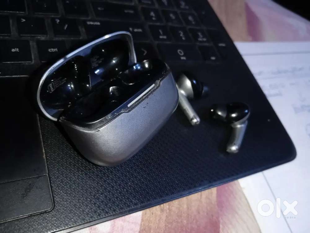 Earphones boult no 1 company