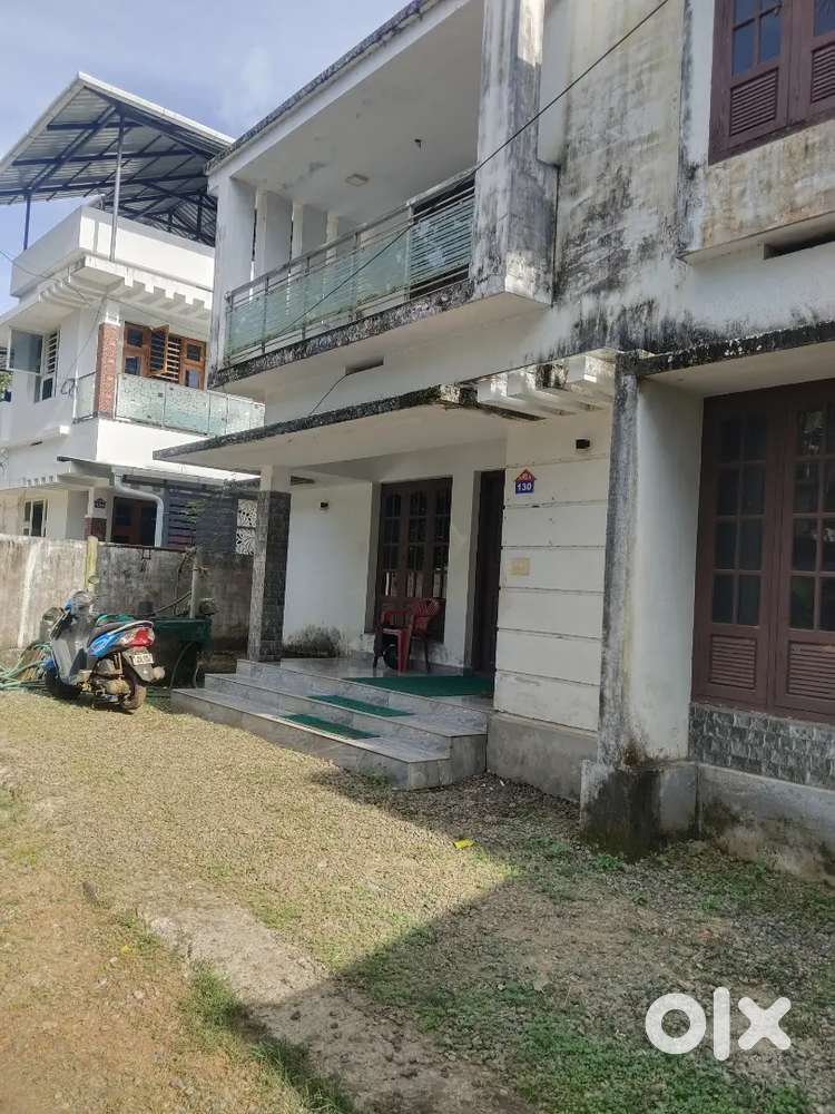 Thrissur kalathod near 4 cent plot 1700 sqft 3 bedroom attached house