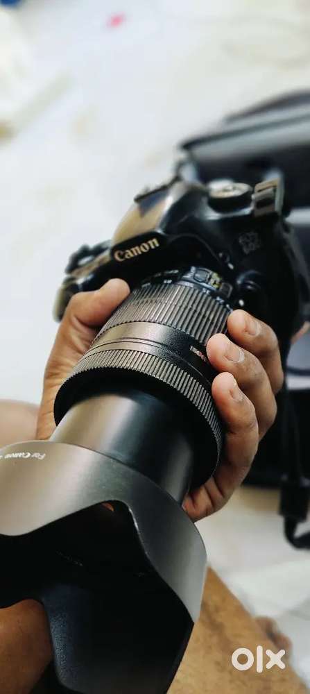 Canon camera 60D one lens one battery one carry bag charging cable