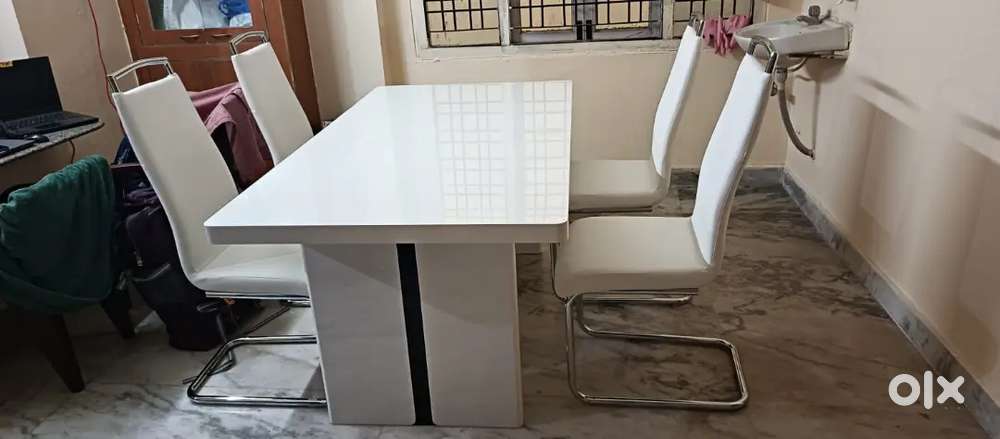 Table 6 seater