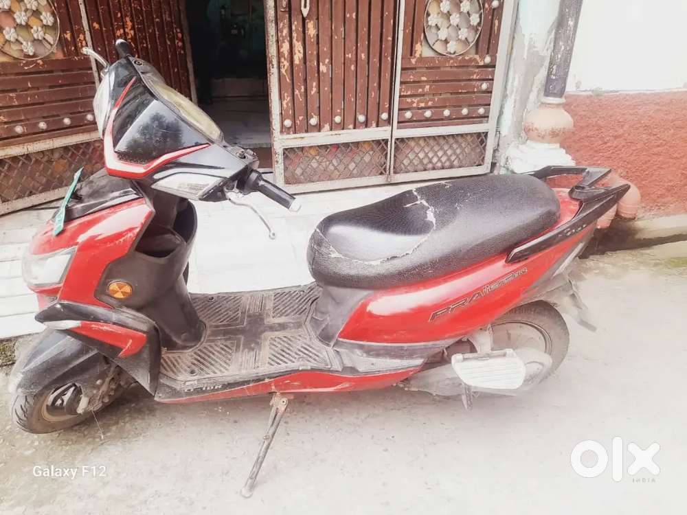 E vehicle red/black